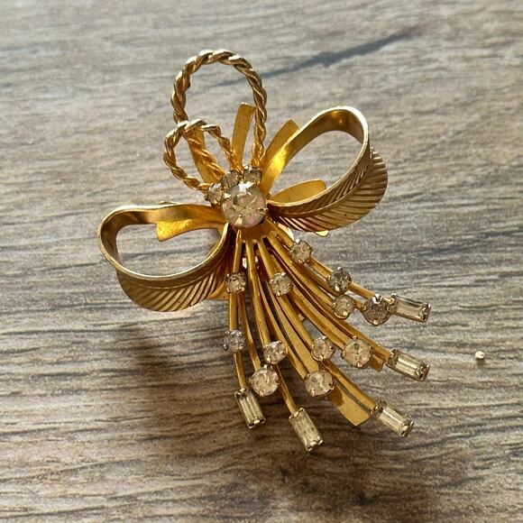 BOGO FREE Sarah Coventry Dynasty Bow Ribbon Brooch Clip for scarf or shoe - Picture 2 of 6